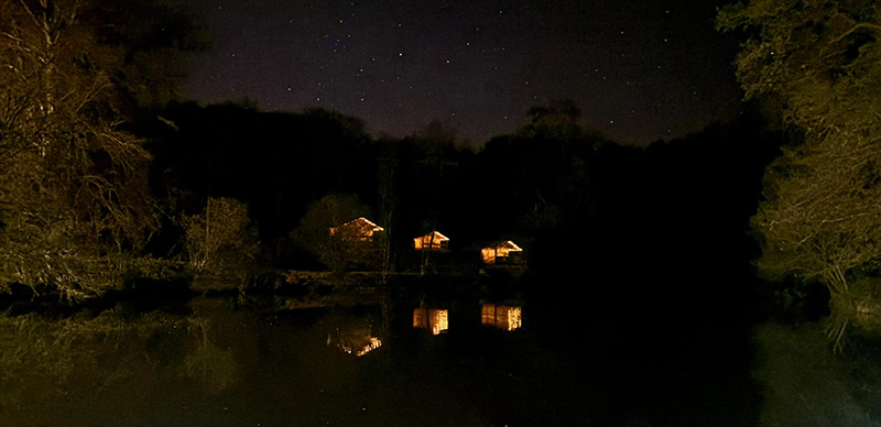 tentes_lodges_nuit.jpg (205 466 bytes)